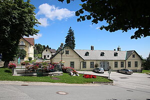 Mönichkirchen, Kirchenplatz im Oberdorf