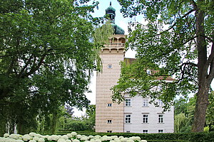 Schloss Pottenbrunn, bestehend aus im Kern mittelalterlicher Burg mit Bergfried ("Altes Schloss") und Wohnschloss, Mitte 16. Jh.