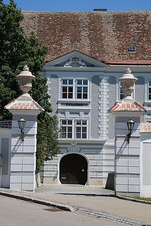 Retz, ehem. St. Pöltner Stiftshof, 1698-1702 nach Plänen von Jakob Prandtauer errichtet, heute Volksschule
