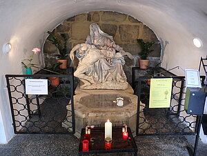 Zistersdorf, Wallfahrtskirche Maria Moos, Bründlkapelle mit Pietà von 1672