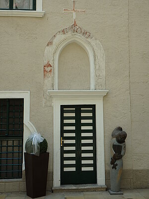 Kottingbrunn, Innenhof, spätgotische Rahmung, 1509