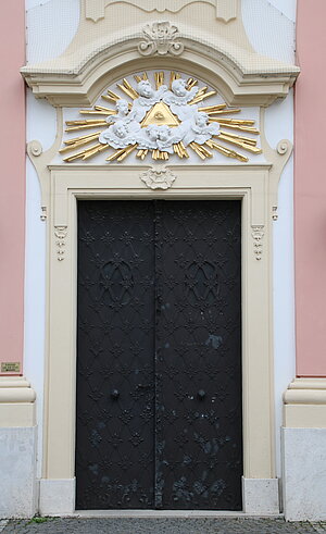 Schwechat, Pfarrkirche hl. Jakobus der Ältere, 1755-56 durch Johann Georg Ebruster errichtet, Portal