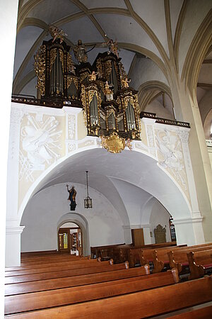 Ybbs an der Donau, Portal der Pfarrkirche hl. Laurentius, Orgelempore