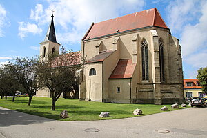 Marchegg, Pfarrkirche hl. Margaretha mit dominierendem frühgotischen Chor