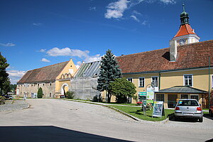 Niederfladnitz, Schloss in der Ortsmitte, 17. Jh., vierflügeliger Wohntrakt, daran anschließend Speicherbau