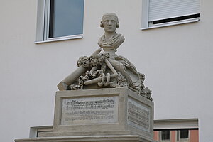 Rohrau, Haydn-Denkmal vor Gemeindeamt, 1794 im Schlosspark errichtet, 1951 an den heutigen Platz übertragen