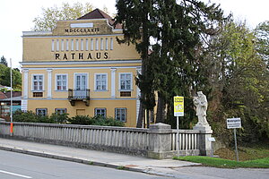 Sieghartskirchen, Rathaus, ehem. Posthaus, Bai des 16. Jh., 1832 klassizistisch umgebaut un aufgestockt