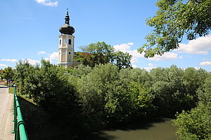 Fischamend, Blick über die Fischa zur Pfarrkirche