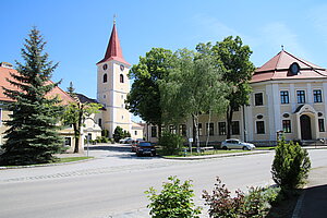 Hadres, Hauptplatz mit Pfarrkirche und Schulgebäude im Osten des Marktes