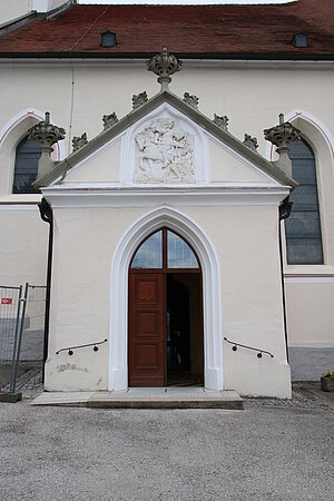 Aschbach, Pfarrkirche hl. Martin, Portal an der Südfront, Relief hl. Martin, Christian Moroder, 1910