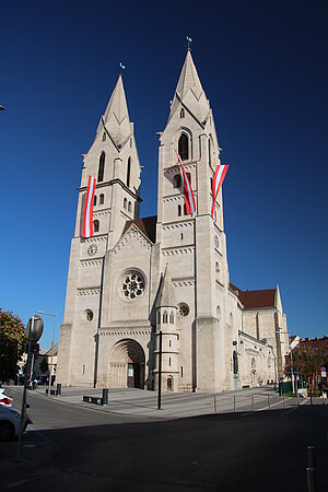 Wiener Neustadt, Stadtpfarrkirche Mariae Himmelfahrt, errichtet ab 1193 bis 1279 (Langhaus)