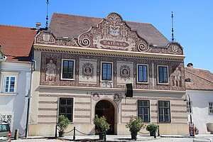 Drosendorf, Rathaus - 1542 erworben, Sgraffiti von August Hoffmann, 30er Jahre 20. Jh.