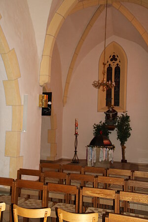 Enzesfeld, Pfarrkirche hl. Margareta, Blick in das Seitenschiff mit freigelegtem gotischen Fenster