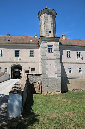 Jedenspeigen, Schloss Jedenspeigen, frühbarocke Anlage, im 17. und 19. Jh. mehrfach verändert