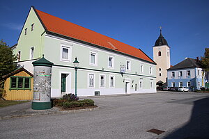 Neupölla Nr. 2, Gasthaus "Zum goldenen Adler, ehem. Poststation, 1790 bezeichnet, im Kern älter