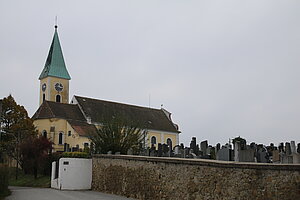 Großebersdorf, Pfarrkirche hl. Niklaus, von Friedhofsmauer umgeben