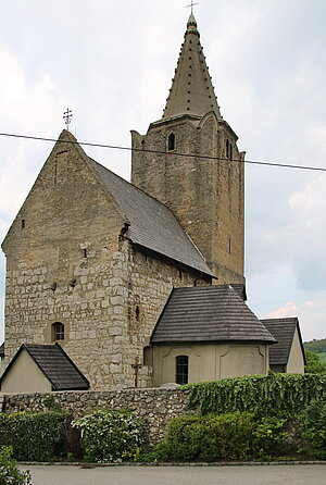 Michelstetten, Pfarrkirche hl. Veit, spätromanische Wehrkirche mit frühgotischem Chorturm, Friedhofsmauer teilweise frühmittelalterlich