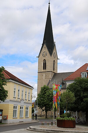 St. Valentin, Pfarrkirche hl. Valentin, spätgotische Hallenkirche mit Langchor und vorgestelltem West-Turm