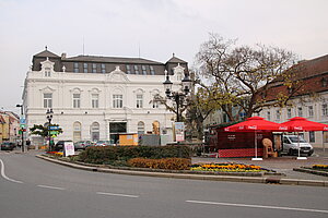 Stockerau, Sparkassaplatz