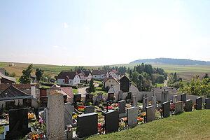 Purk, Blick von der Pfarrkirche über Friedhof und Markt
