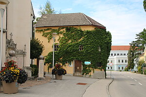 Gresten, Unterer Markt 33, ehem. Karner, um 1800 Umbau zu Mesnerhaus, heute Heimatmuseum