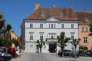 Retz, Hauptplatz Nr. 30 und 31, Stadtamt, biedermeierlich fassadiert, 1. Viertel 19. Jh.