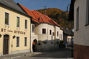 Senftenberg, Oberer Markt Nr. 8, Bürgerhaus, im Kern spätmittelalterlich, Erker 16. Jh.