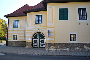 Weikersdorf am  Steinfelde, Hauptstraße 1, Pfarrhof, 16. Jh., 1707 barockisiert
