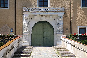 Dürnkrut, Schloss Dürnkrut, Portalanlage