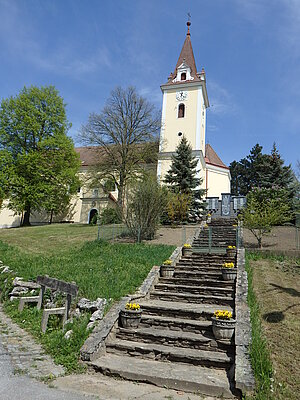 Hausbrunn, Pfarrkirche hl. Veit, barocker Bau von 1718, im 19. Jh. erweitert