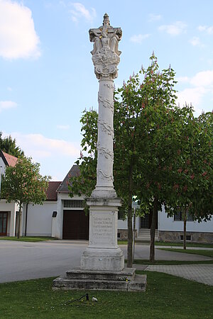 Stetteldorf am Wagram, Dreifaltigkeitssäule auf dem Kirchenplatz, bezeichnet 1734