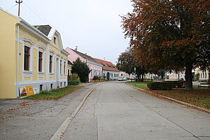Bockfließ, Blick in die angerartig erweiterte Hauptstraße