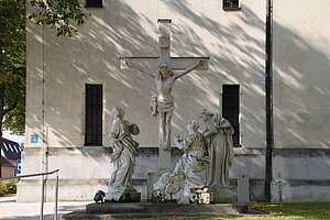 Enzersfeld, Kreuzigungsgruppe bei der Pfarrkirche, um 1720 errichtet