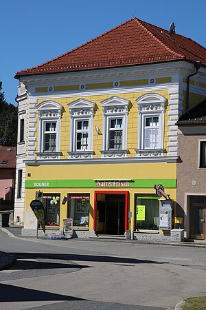 Geras, Hauptstraße Nr. 2: historistische Fassade, Ende 19. Jh.