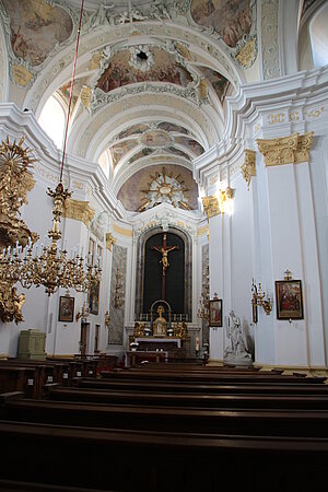 Laxenburg, Pfarrkirche Zur Kreuzerhöhung, Neubau ab 1693, Blick in das Kircheninnere