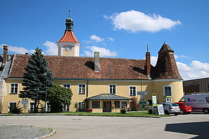 Niederfladnitz, Schloss in der Ortsmitte, 17. Jh., vierflügeliger Wohntrakt