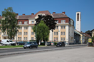 Traisen, Berthold-Fischer-Lände 2, monumentales 1914 von den Traisenwerken errichtetes Wohnhaus, secessionistische Schmuckelemente