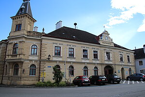 Mautern an der Donau, Rathausplatz Nr. 1: Rathaus, Anlage des 17. und 18 Jahrhunderts, späthistoristische Fassade