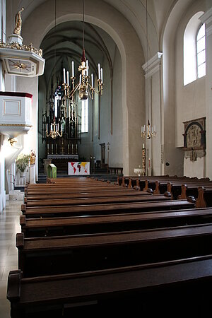 Hollabrunn, Pfarrkirche hl. Ulrich, Blick in das in der 2. Hälfte des 17. Jahrhunderts barockisierte Kircheninnere