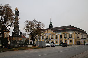 Stockerau, Rathausplatz mit Dreifaltigkeitssäule