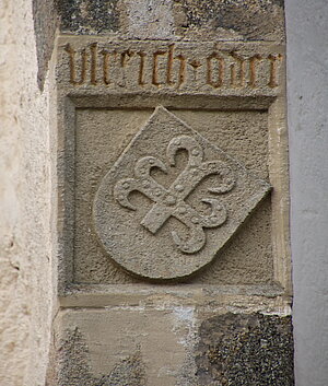 Friedersbach, Pfarrkirche hl. Lorenz,  Wappenstein des Stifters Ulrich Oeder an einem der Chorstrebepfeiler, 1408