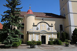 Hadres, spätbarocker Portalvorbau mit gebautem Treppenturm