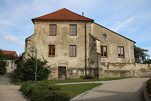 Lengenfeld, ehem. Karner, zu Schule ausgebaut, jetzt Wohnhaus