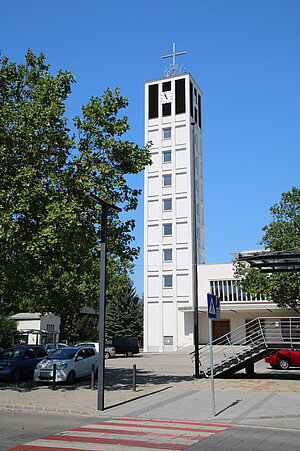 Ternitz, Pfarrkirche Heiligstes Herz Jesu, 1959 erbaut nach Plänen von Josef Vytiska