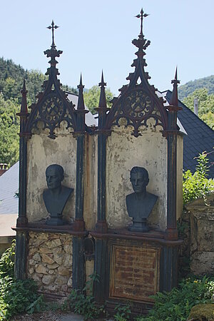 Waldegg, Alter Friedhof bei der Kirche, neugotisches Doppelgrabmal der Familie Rosthorn mit Büsten für August und Matthäus Rosthorn, 1834 bzw. 1855