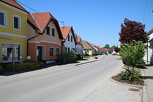 Die Hauptstraße von Hadres