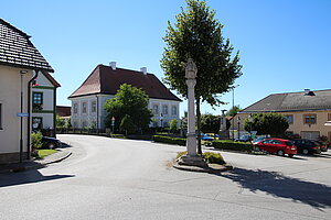 Hirschbach, Markplatz mit Pietàsäule von 1704, im Hintergrund der Pfarrhof