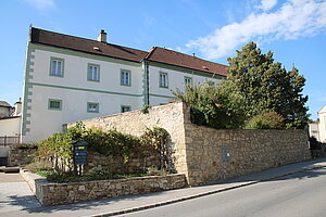 Leobendorf, Pfarrhof, im Kern mittelalterlich