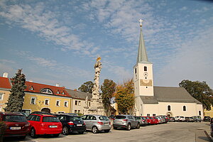 Traiskirchen, Hauptplatz mit Dreifaltigkeitssäule und Filialkirche hl. Nikolaus