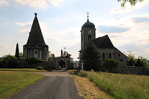 Burgschleinitz, Pfarrkirche hl. Michael und Karner